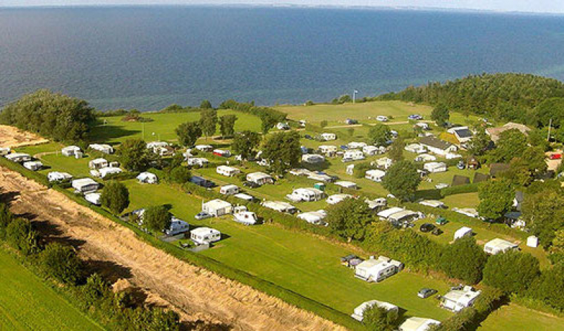 Direkte ned til stranden og omgivet af den skønneste natur, ligger Augustenhof Strand Camping på nordsiden af Als.