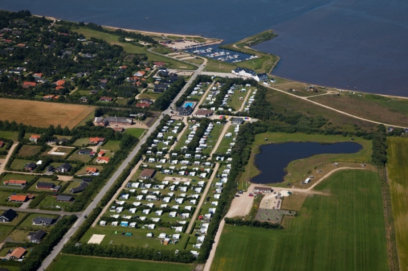 Dejlig familiecampingplads beliggende ned til strand ved Ringkøbing Fjord. Beliggenheden ved fjorden, som er et af de bedste surf og kite områder i Nordeuropa.