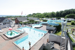 Opvarmet swimmingpool med to rutsjebaner, to store bassiner samt børnebassin.