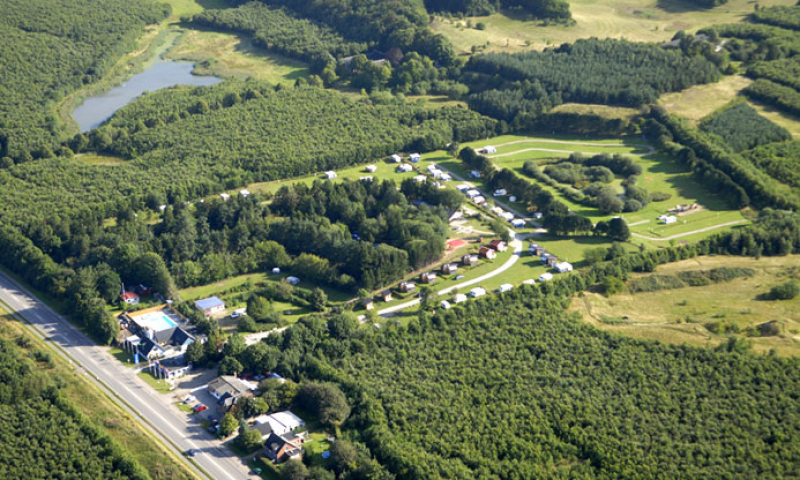 Med sin beliggenhed er Aarhus Camping både tæt på storbyen og så alligevel midt i naturen. Pladsen er indrettet charmerende og kuperet i Lisbjerg skov i grønne og naturskønne omgivelser.