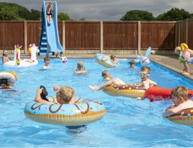 Familievenlig campingplads med opvarmet pool og stort legeområde. Midt i feriebyen Fjellerup!