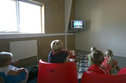 Børnene har deres egen tv-stue i aktivitetshallen.