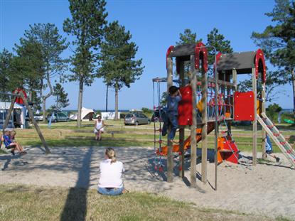 De "mindre" legepladser ude på campingområdet ligger i forbindelse med servicebygningerne.