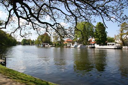 Specielt for Silkeborg er de mange søer. Sejltur med en af rutebådene bringer dig til Himmelbjerget, og forbi de mange karakteristiske boliger, der har "garage" lige ned til vandet.