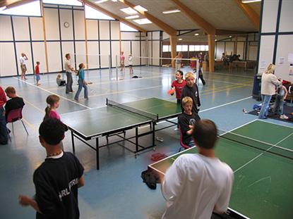 Pladsen har sin egen multi-aktivitetshal med badminton, bordtennis, tumleafdeling med rutchebane og indendørs hoppepude m.m.