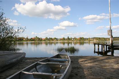 50 meter fra pladsen ligger en bade/bådebro hvorfra man kan bade eller sætte kano i vandet.