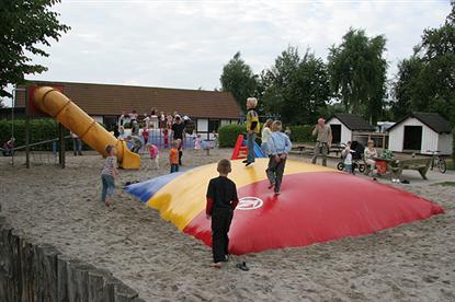 Pladsens store legeplads var meget naturligt samlingspunkt for både børn og unge.