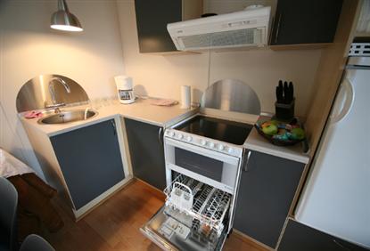 Godt og funktionelt køkken - med en sjov og funktionel kombination af komfur/ovn og opvaskemaskine.