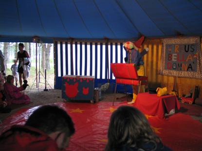 Pladsen byder på et væld af aktiviteter hen over sæsonen. Her får pladsen besøg af Karsten Klovn fra Cirkus Bella Donna der underholder mens regnen trommer mod teltdugen.