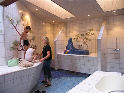 Badeværelset for børn er rummeligt og indbyder til hyggelige badestunder med ungerne.