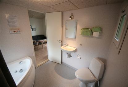 Stort og rummeligt badeværelse der både indeholder bruser og spa, dog mangler der lidt skabs/afligger plads