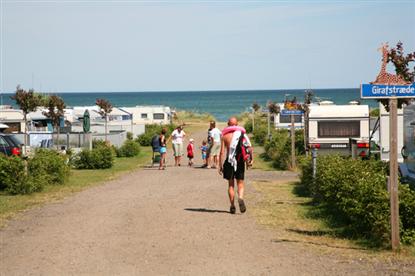 Hedebo Strand Camping ligger direkte ned til Østersøen nord for Sæby, og har egen børnevenlig badestrand.