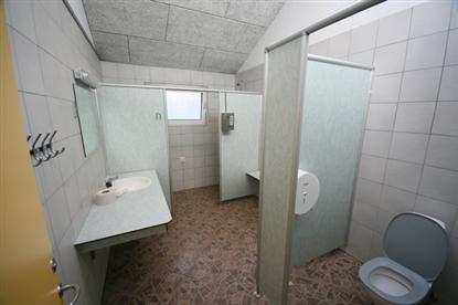 Toilet og badefaciliteter er af nyere dato og det er pæne og rene.