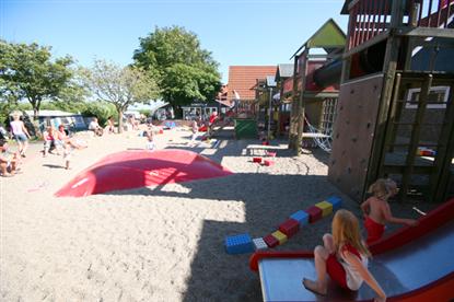 Midt på pladsen findes denne "lille" legeplads for de mindre børn.