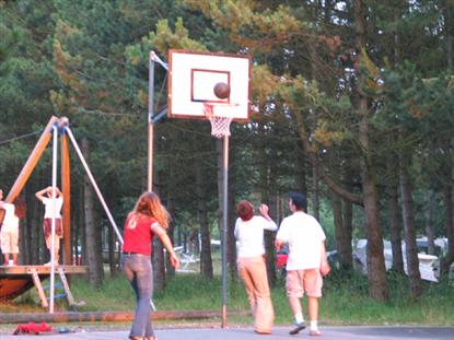 I samme "sektion" som tarzanlandet ligger pladsens basket-bane. Her var de unge igang med en svedig omgang bold.