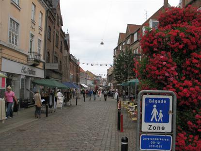 Der er en del udflugtsmål i området, eller man kan - som her - vælge at tage på byvandring i de nærliggende byer Kalundborg eller Næstved.