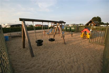 Pladsen har flere legepladser - her en indhegnet legeplads for de mindre børn.