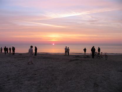 Campisterne samles på stranden og i klitterne ved solnedgang for at opleve en af de flotte solnedgange.