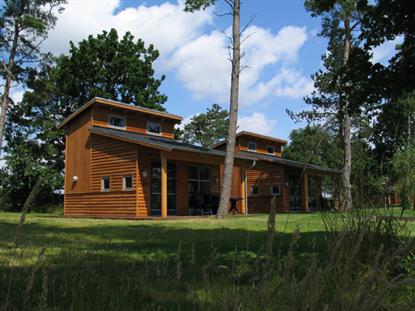 Ligesom pladsens servicebygninger er hytterne bygget i lærketræ fra Feddets eget skovbrug. De er kun efterbehandlet med "Det'Leth-olie" - eller på Dansk: rå linolie.