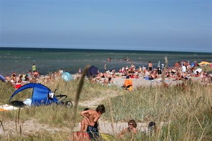 Stranden ligger for foden af pladsen og er egnens nok mest populære. Meget børnevenlig med lavt vand som hurtigt opvarmes af solen.