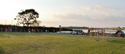Flot boldbane og legeplads med udsigt til vandet