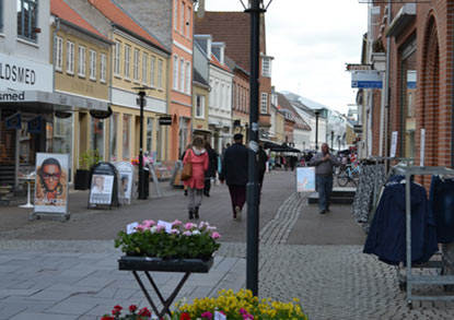 Hyggelige by Middelfart hvor der er gode shopping muligheder og større supermarkeder og restauranter.